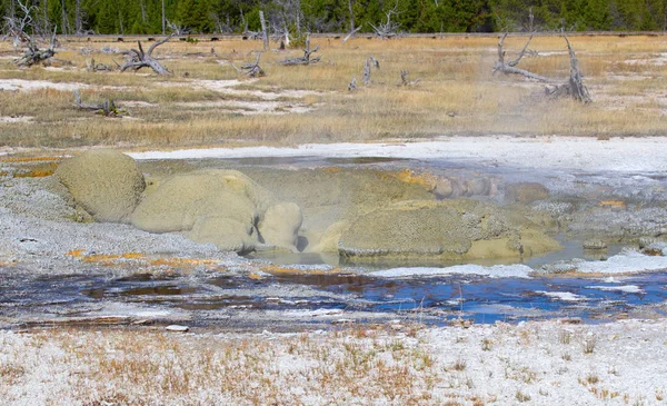 Бассейн гейзера Чёрных песков — стоковое фото