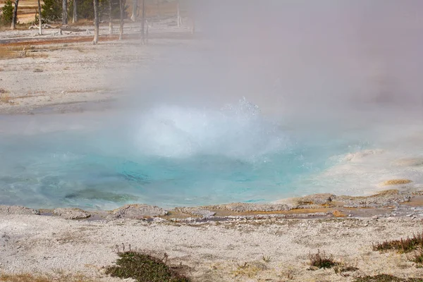 Bacia de geyser de areias negras — Fotografia de Stock