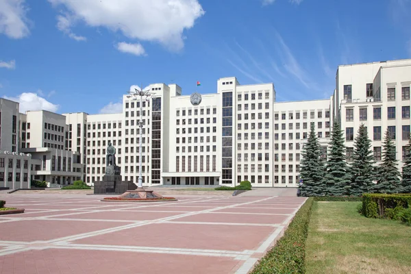 Edificio del Parlamento en Minsk. Belarús — Foto de Stock
