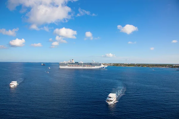 Cruise ship — Stock Photo, Image