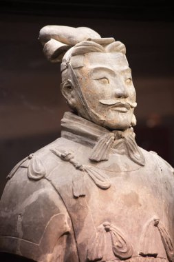 XIAN, Çin - 8 Ekim 2017: Xi 'an, Çin' deki ünlü Terracotta Ordusu. Çin 'in ilk imparatoru Qin Shi Huang' ın mozolesinde zırhlı adam ve at heykelleri koleksiyonu var..