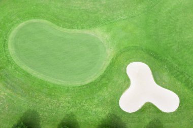 Golf sahasının yeşil çimlerinin havadan görünüşü