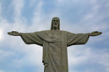 RIO DE JANEIRO, BRAZIL - Kasım 05, 2015: Corcovado Dağı 'nın tepesindeki Kurtarıcı İsa Heykeli. Heykel ikonik bir sembol ve şehrin en önemli gösterilerinden biri..