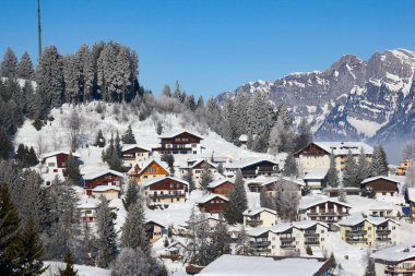 Kayak merkezi Flumserberg 'in yamacında. İsviçre
