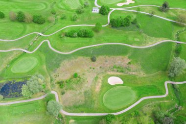 Golf sahasının yeşil çimlerinin havadan görünüşü