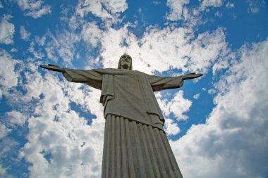 RIO DE JANEIRO, BRAZIL - Kasım 05, 2015: Corcovado Dağı 'nın tepesindeki Kurtarıcı İsa Heykeli. Heykel ikonik bir sembol ve şehrin en önemli gösterilerinden biri..