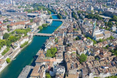 Limmat Nehri 'nin ve ünlü Zürih kiliselerinin havadan görünüşü. Zürih İsviçre 'nin önemli bir finans merkezi ve güzel tarihi bir şehirdir..