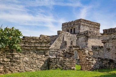 Meksika, Tulum yakınlarındaki Maya kalesi ve tapınağının kalıntıları.