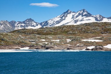 Rhone nehrinin kaynağı Rhone buzulu küresel ısınma yüzünden eriyor ve geri çekiliyor. Rhone buzulu her yıl 2 metreye kadar uzuyor..