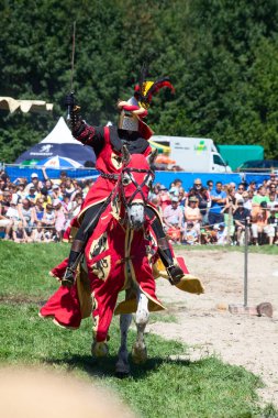 AGASUL, SWitzERLAND - 18 Ağustos 2012 'de Agasul, Canton Zürih, İsviçre' deki Kyburg şatosunun yeniden inşası sırasında attaki şövalye zırhı giymiş kimliği belirsiz adamlar harekete geçmeye hazırlar..