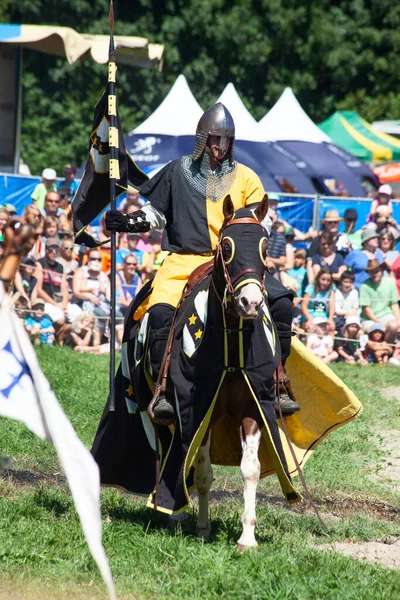 Agasul Switzerland August Unidentified Men Knight Armor Horse Ready Action — Stock Photo, Image