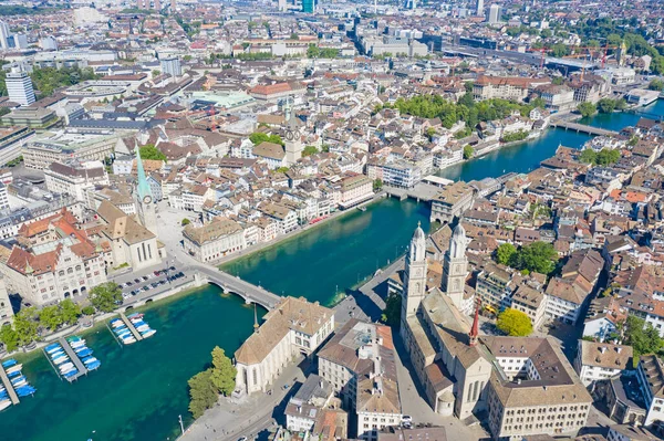 リムマット川と有名なチューリッヒ教会の空中ビュー チューリッヒはスイスの重要な金融センターであり 美しい歴史的都市です — ストック写真