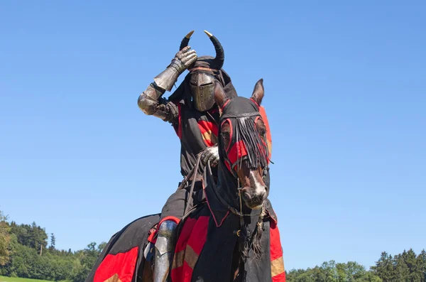 8月18日 在瑞士苏黎世州阿加索市凯堡城堡附近 身穿骑士盔甲的不明身份男子准备在比赛重建期间投入战斗 — 图库照片