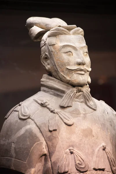 XIAN, Çin - 8 Ekim 2017: Xi 'an, Çin' deki ünlü Terracotta Ordusu. Çin 'in ilk imparatoru Qin Shi Huang' ın mozolesinde zırhlı adam ve at heykelleri koleksiyonu var..