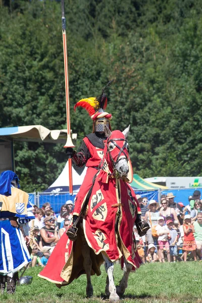 Agasul Switzerland August Unidentified Men Knight Armor Horse Ready Action — Stock Photo, Image