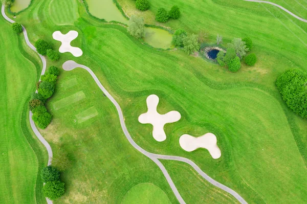 高尔夫球场绿草的空中景观 — 图库照片