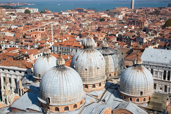 古代都市の通りヴェネツィア イタリア — ストック写真