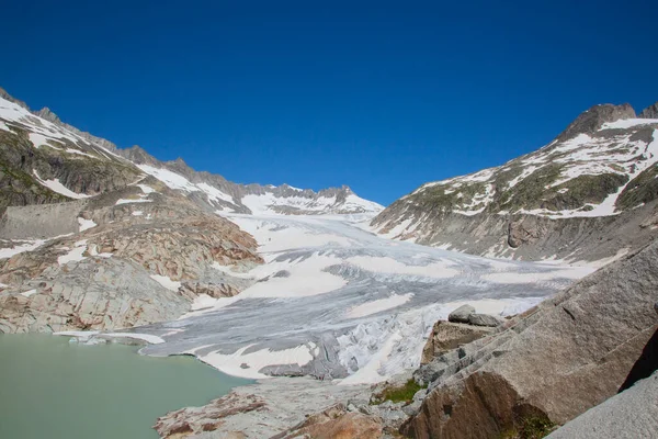 론강의 수원인론 빙하는 온난화로 녹아내리고 후퇴하고 있습니다 빙하는 미터까지 발굴되고 — 스톡 사진