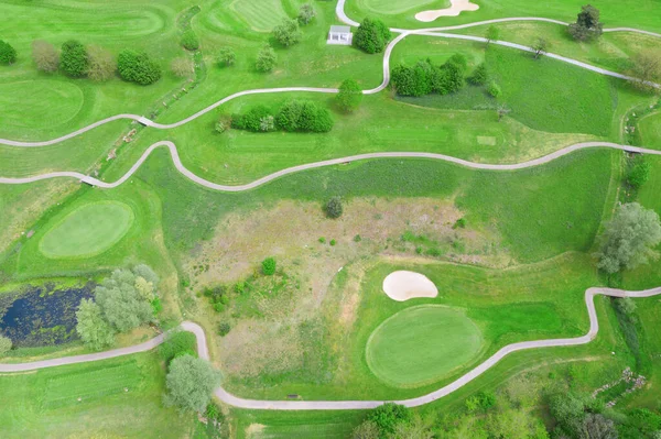 Golf sahasının yeşil çimlerinin havadan görünüşü