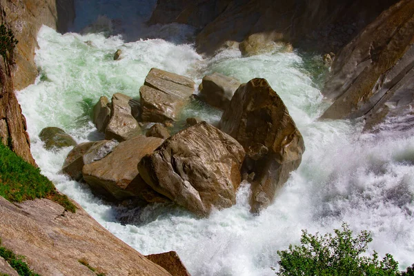 スイスアルプスのレウス川 — ストック写真