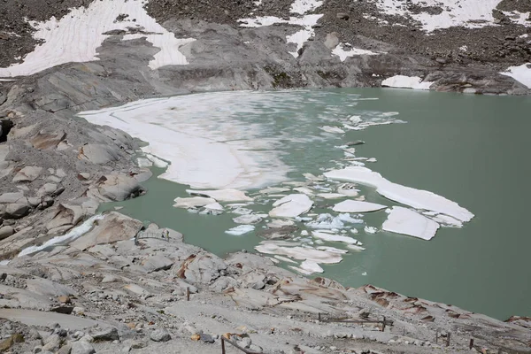 罗纳河发源地罗纳河冰川因全球变暖而融化后退 罗纳河冰川的长度每年可高达2米 — 图库照片