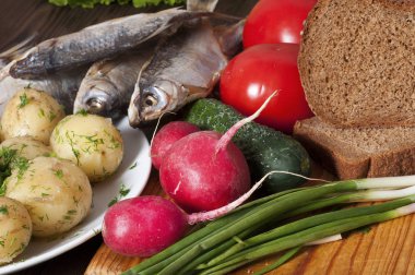 sebze, patates, ekmek ve balık üzerinde ahşap rustik masa