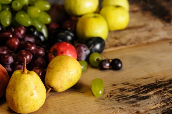 Стиглі фрукти на дерев'яному столі — стокове фото