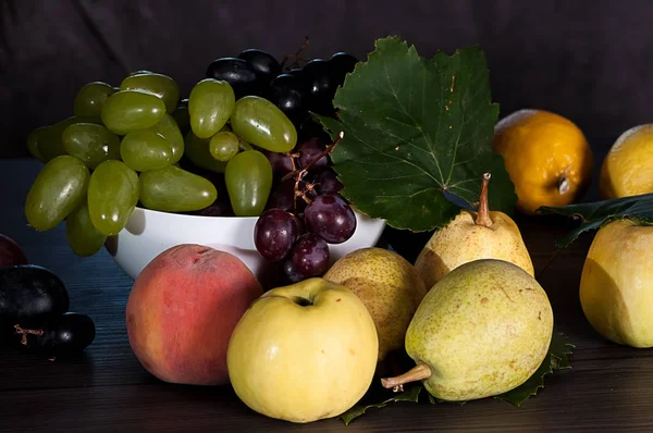 Ripe fruits on the wooden table — Stock Photo, Image