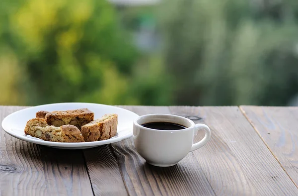 Badem kurabiye ile vintage ahşap masada Beyaz kahve fincanı