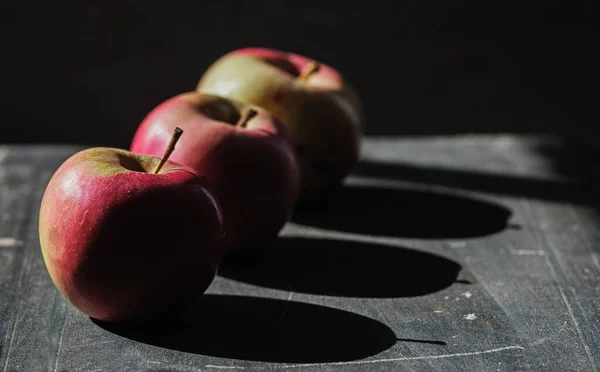 Три спелых яблока на сером винтажном фоне. Вид сверху — стоковое фото