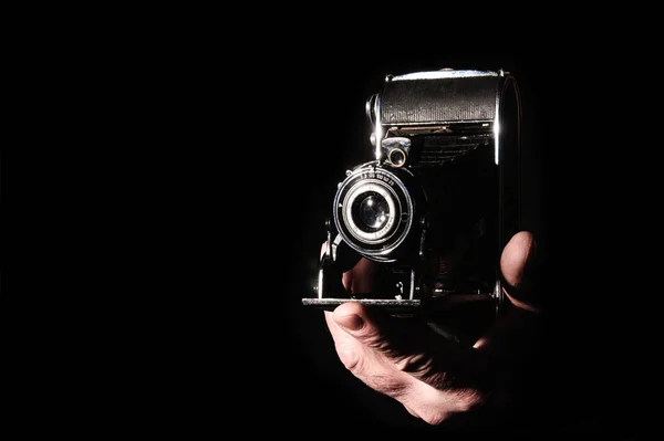 Vintage Blasebalgkamera Der Hand Des Fotografen Auf Schwarzem Hintergrund — Stockfoto