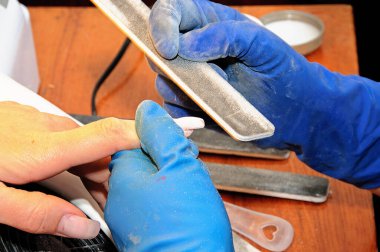 Manikür. Jel tırnak uzantısı. Eller için profesyonel bakım..