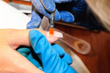 Manikür. Jel tırnak uzantısı. Eller için profesyonel bakım..