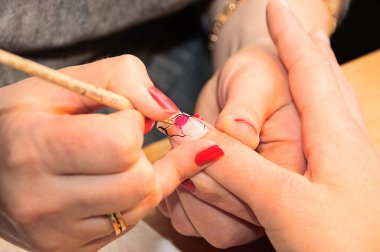 Manikür. Çiviye resim çizmek.