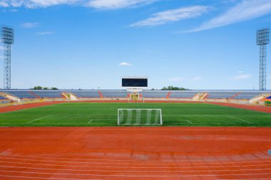 Mavi gökyüzünde gol ve tablo ile futbol sahası