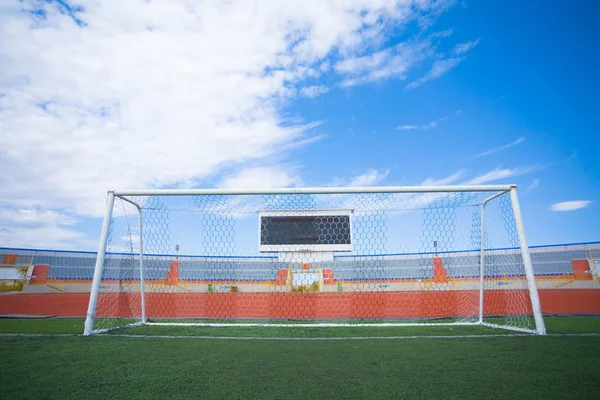 Campo Fútbol Con Gol Tablo Cielo Azul —  Fotos de Stock