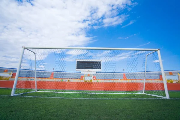 Fotbollsplan Med Mål Och Tablo Blå Himmel — Stockfoto