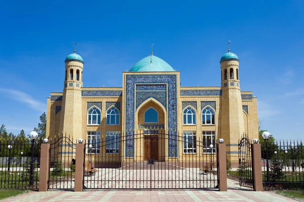 美しい景色だ カザフスタンの小さな白いモスクは 晴れた夏の日に青空に対して — ストック写真