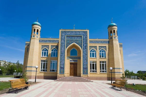 Hermoso Paisaje Pequeñas Mezquitas Blancas Kazajstán Contra Cielo Azul Día —  Fotos de Stock