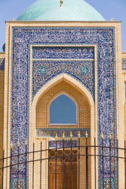 Güzel bir manzara. Güneşli bir yaz gününde Kazakistan 'da mavi gökyüzüne karşı küçük beyaz camiler..