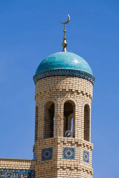 Прекрасный Пейзаж Маленькие Белые Мечети Казахстане Против Голубого Неба Солнечный — стоковое фото