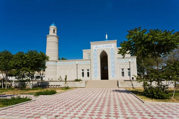 美しい景色だ カザフスタンの小さな白いモスクは 晴れた夏の日に青空に対して — ストック写真