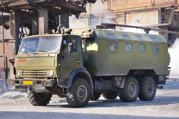 Khaky heavy resque military truck,car on blue sky with antenne — Stock Photo, Image