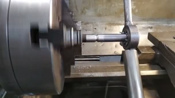 Skivning på metall på en svarvmaskin — Stockvideo