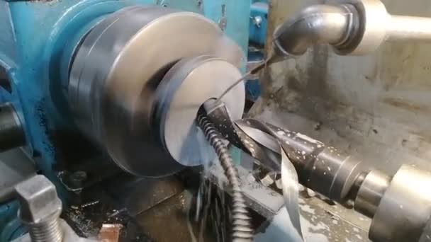 Mengebor lubang pada mesin putar dengan bor curam — Stok Video