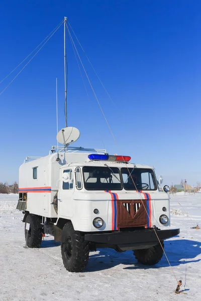 青い空の冬の仕事中のSpeshal Resque車 — ストック写真