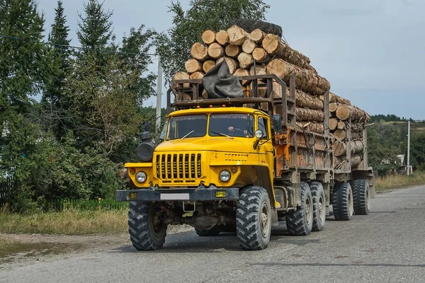 Большой Тяжелый Военный Грузовик Автомобиль Голубом Небе Длинной Антенной — стоковое фото