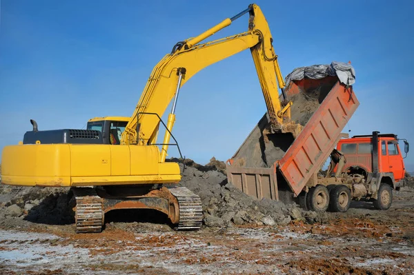 Ağır Mobil Sanayi Kamyonu Buldozer Çalışıyor — Stok fotoğraf