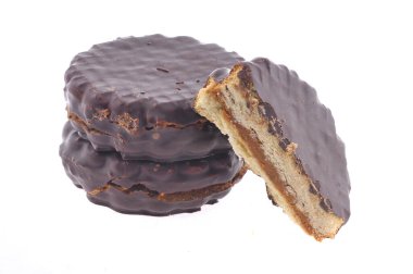 Lezzetli kurabiyeler ve pastalar beyazın üstünde.