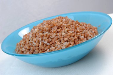 Beyaz tabakta yulaf lapası